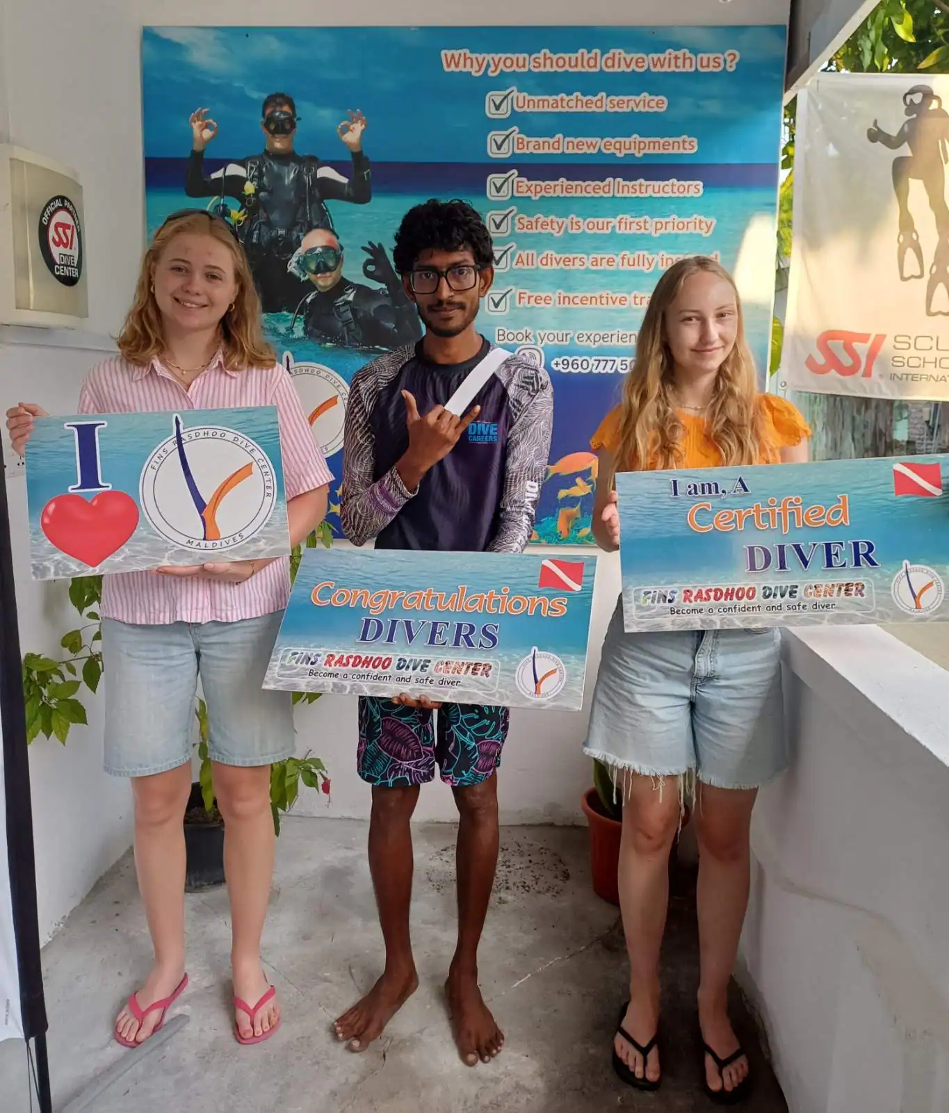PADI instructor teaching an Open Water student in Rasdhoo, Maldives